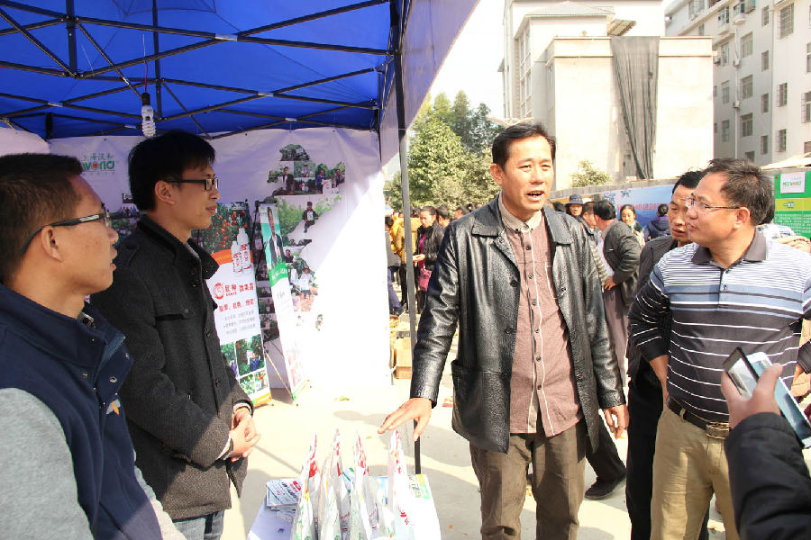 西林縣委書記黃建南到漢和展位指導工作 (2).JPG