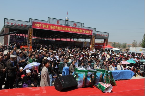 “第二屆《春風里》渭南老百姓信得過的農資品牌評選授牌儀式暨第二屆農資大集活動”現場吸引上千群眾參加